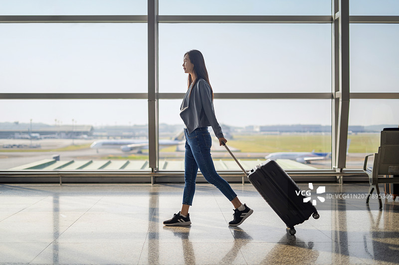 前往登机口准备乘机的女人图片素材