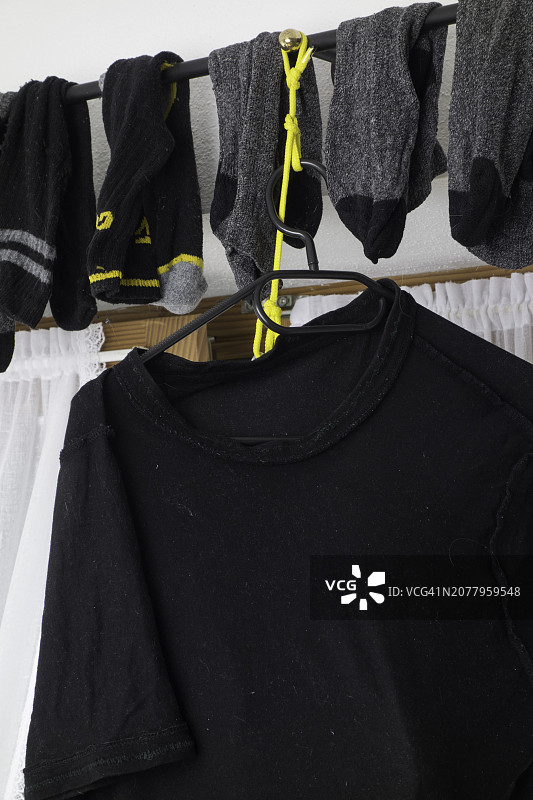 塑料衣架上的T恤图片素材
