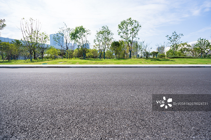 城市公园里的空沥青路图片素材