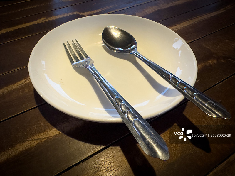 空的餐具和盘子图片素材