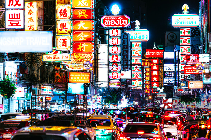 泰国曼谷唐人街拥挤的街道，霓虹灯璀璨图片素材