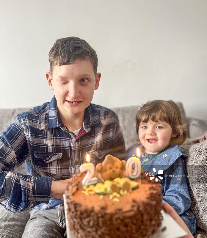 男人和幼儿庆祝生日图片素材