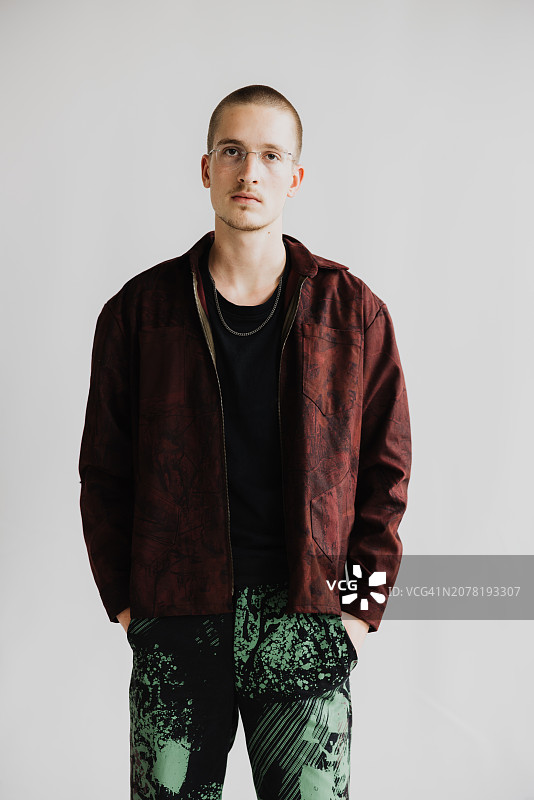 戴着眼镜、穿着宽松衣服的严肃年轻男人图片素材