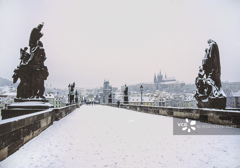 冬季的布拉格查理四世桥图片素材