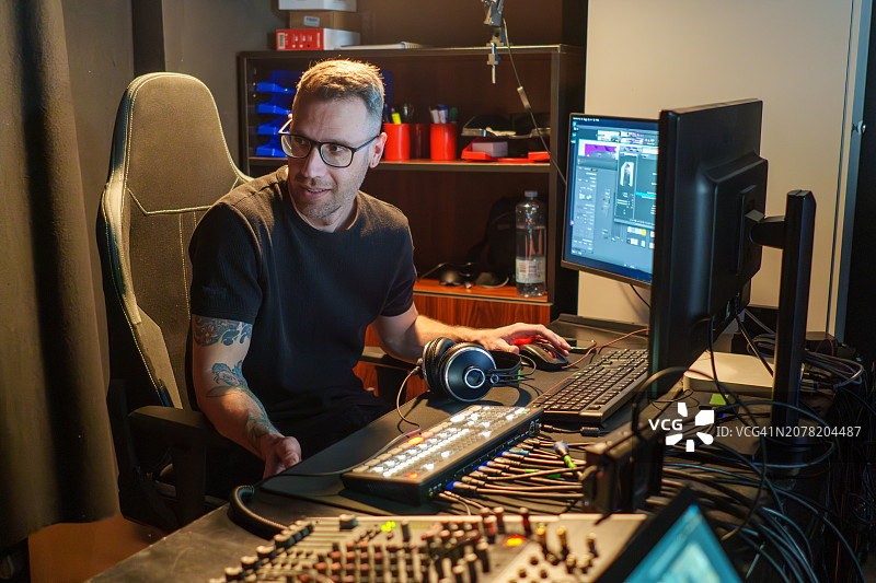 在演播室工作的男电视制片人图片素材