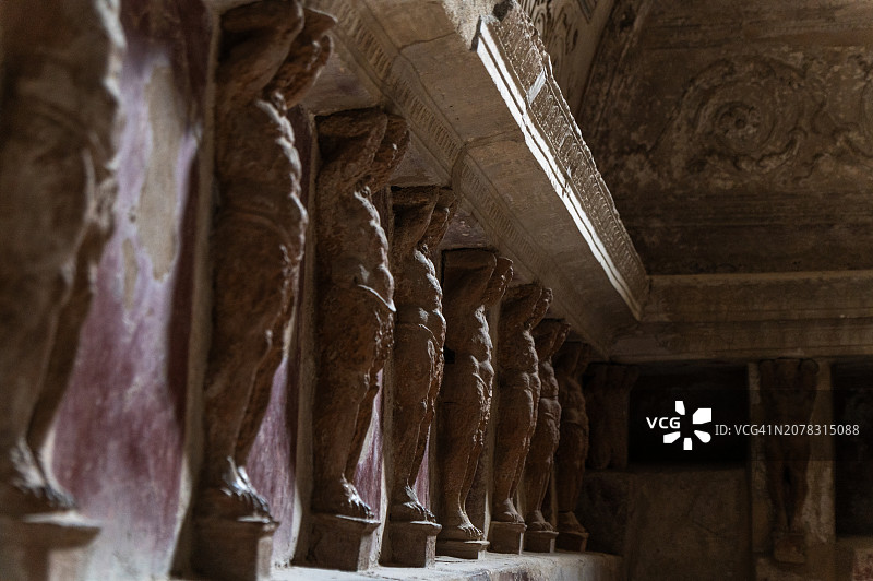意大利庞贝考古遗址温泉浴场中的小型阿特拉斯雕像图片素材