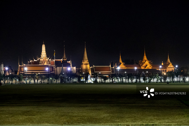 泰国曼谷玉佛寺的尖顶和屋顶图片素材