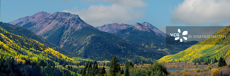 美国科罗拉多州红色山口秋季全景图片素材