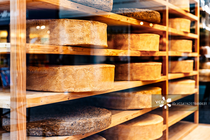 法国斯特拉斯堡木架上的有机法国奶酪图片素材