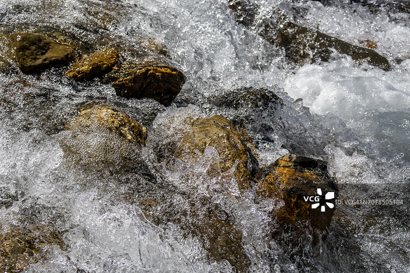 山涧流水纹理特写图片素材