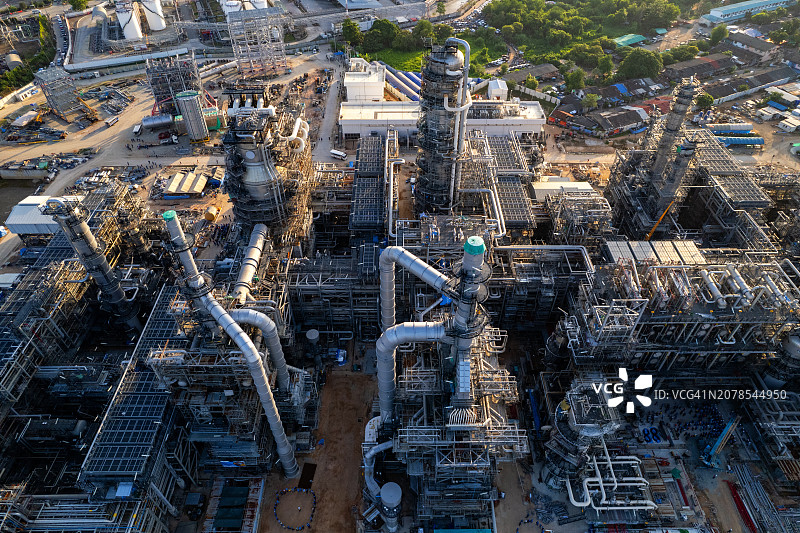 炼油厂油气炼油厂背景鸟瞰，商业石化工业，炼油厂油气工厂电力和燃料能源，生态系统庄园。早晨的燃料炼油厂工业图片素材