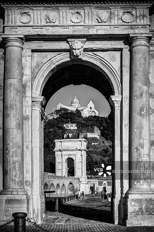 安科纳港口的水泥柱和圣奇里亚科大教堂图片素材