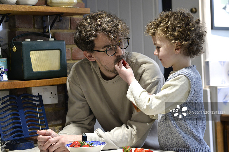 父子分享食物图片素材
