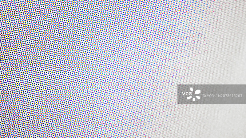 胶印海报前景的侧视图（左），白色纸张上蓝色、红色和黄色点的微距照片，阳光充足，色彩自然饱和，法国巴黎图片素材