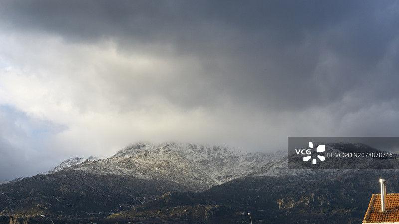 壮丽的山景与阴沉的天空图片素材