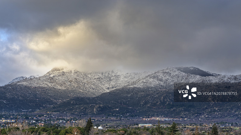 壮丽的山景与阴沉的天空图片素材