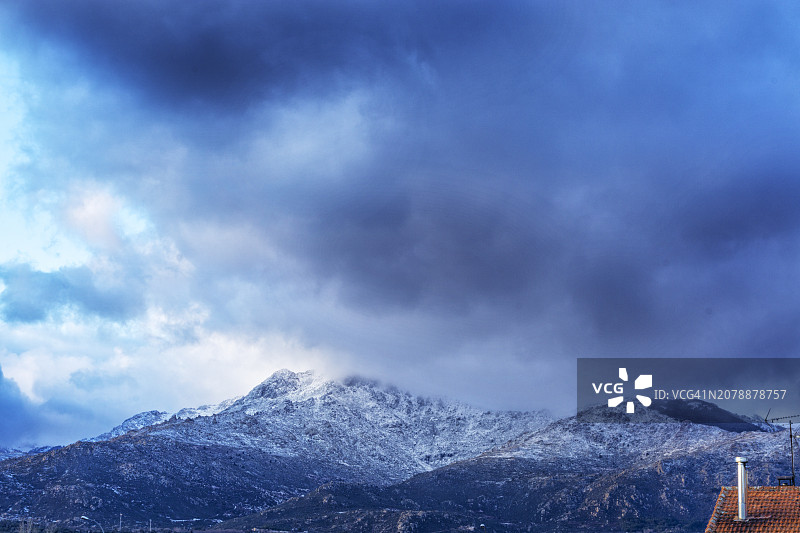 壮丽的山景与阴沉的天空图片素材