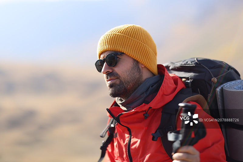 日出时分徒步登山小径的游客图片素材