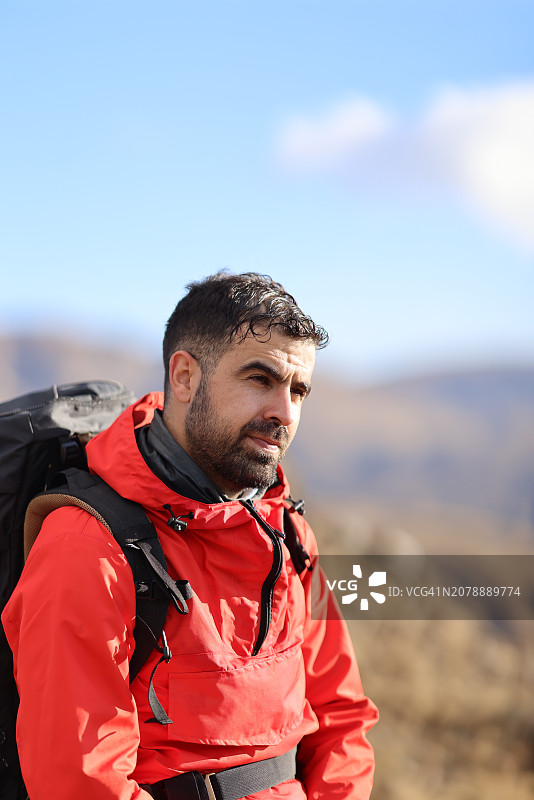 日出时分徒步登山小径的游客图片素材