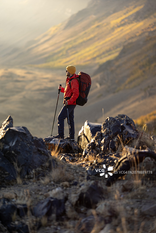 日出时分徒步登山小径的游客图片素材