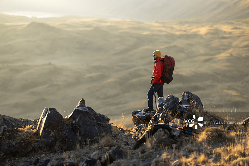 日出时分徒步登山小径的游客图片素材