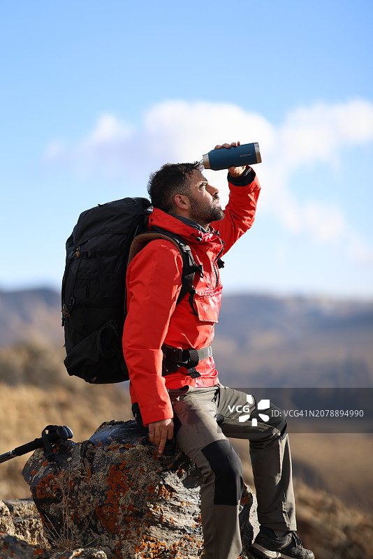 日出时分徒步登山小径的游客图片素材