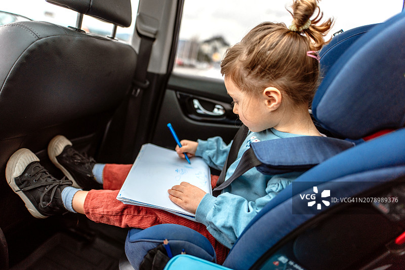 旅途中玩得开心的小女孩图片素材