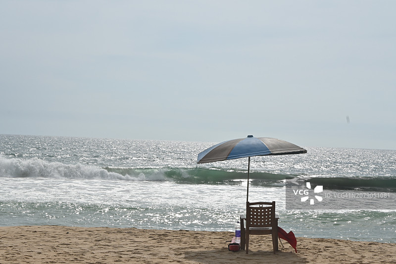 海滩对着天空的美景图片素材