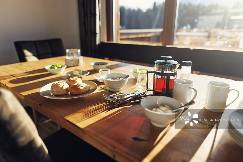 早餐：面包、奶酪、茶和蔬菜图片素材