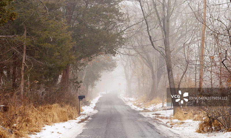 冬季美国宾夕法尼亚州新不列颠森林中的空旷道路图片素材