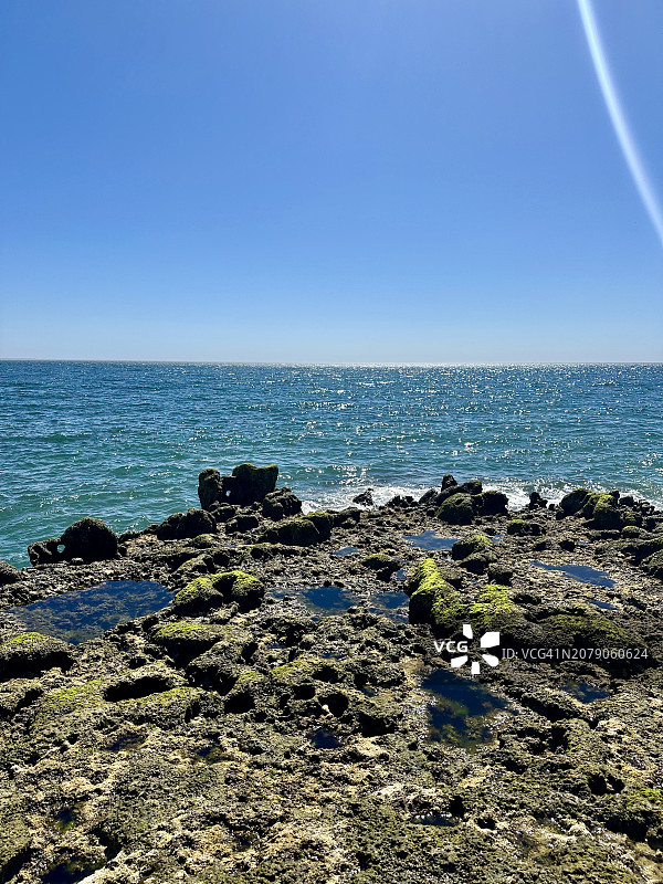 阿根廷丘布特省马德林港的蓝天碧海风光图片素材