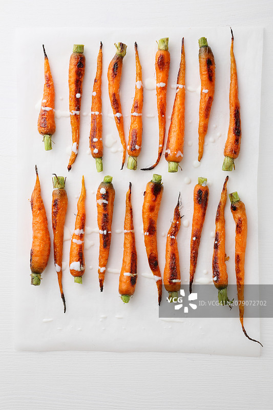 白色背景上的胡萝卜俯视图图片素材