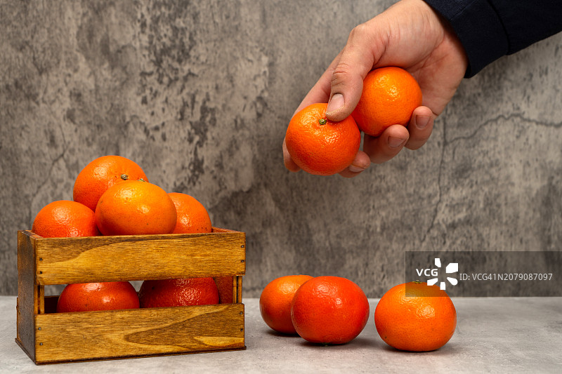 手持橙子图片素材