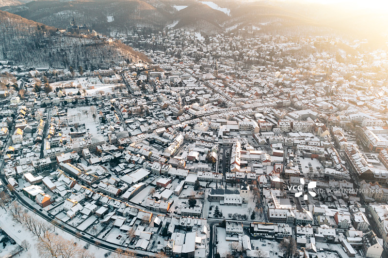 城市中白雪覆盖的建筑物鸟瞰图图片素材