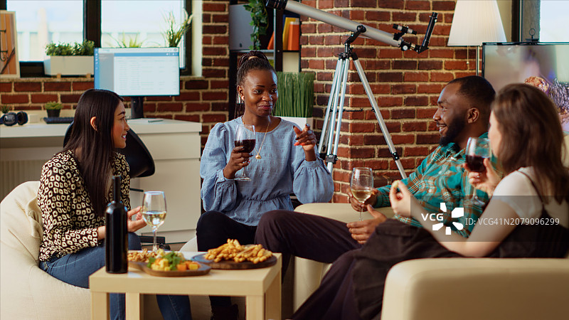 朋友们住在一起图片素材