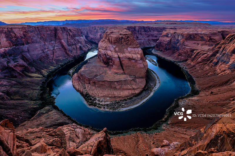 美国亚利桑那州佩吉市，马蹄湾在多云天空下的高角度视图图片素材