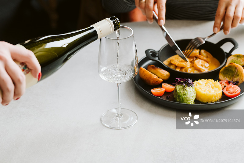 在桌旁用餐的女子腰部特写图片素材