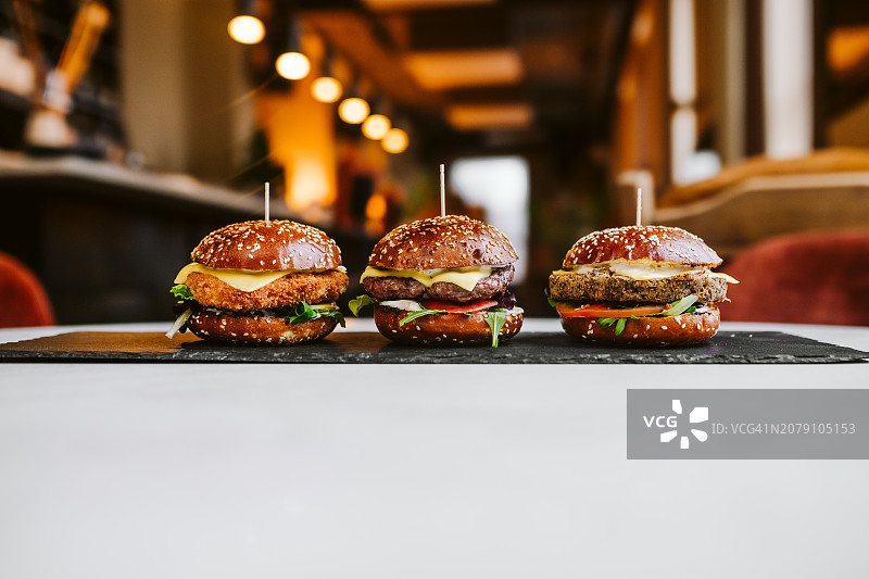 桌上汉堡的特写图片素材