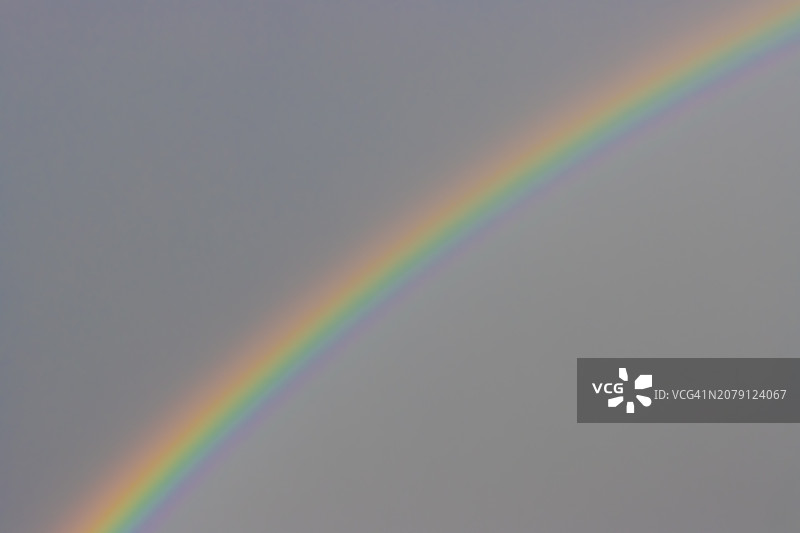 天空中的彩虹的仰视角度美景图片素材