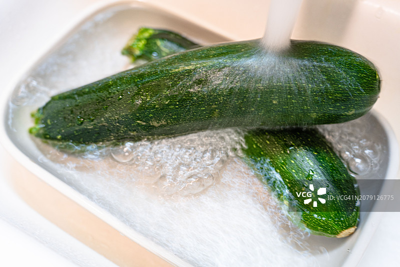 碗里的西葫芦特写图片素材