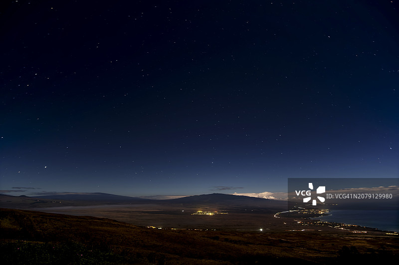 美国夏威夷科哈拉夜间灯火通明的景观图片素材