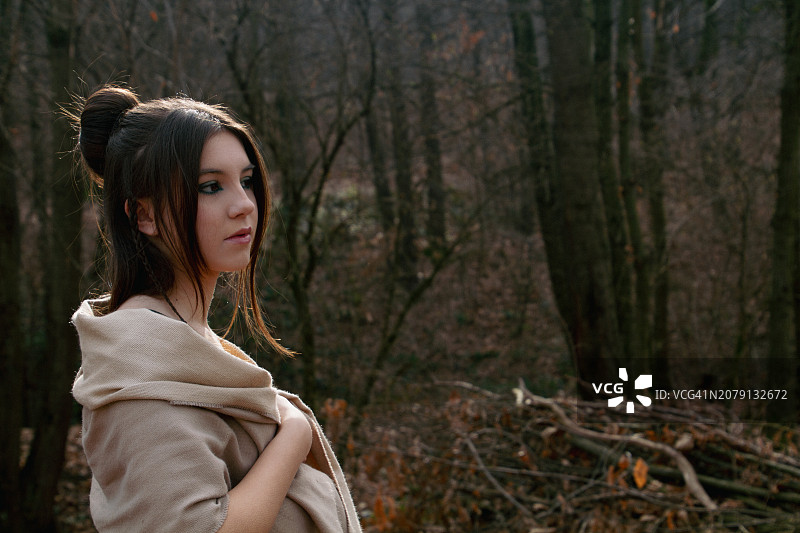 站在森林中的年轻女子肖像图片素材