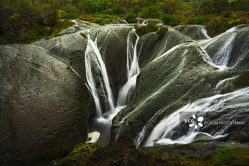 森林中瀑布的美景图片素材
