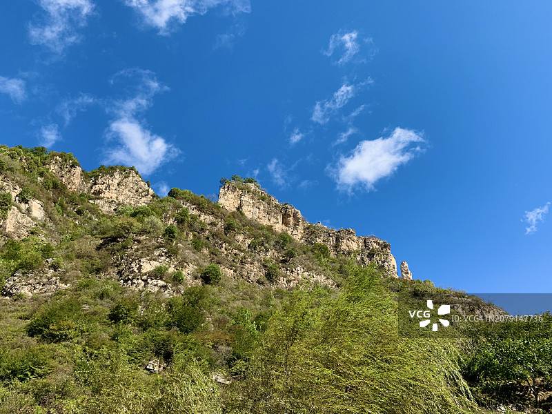 仰视视角下的山脉，蓝天背景，承德，河北，中国图片素材