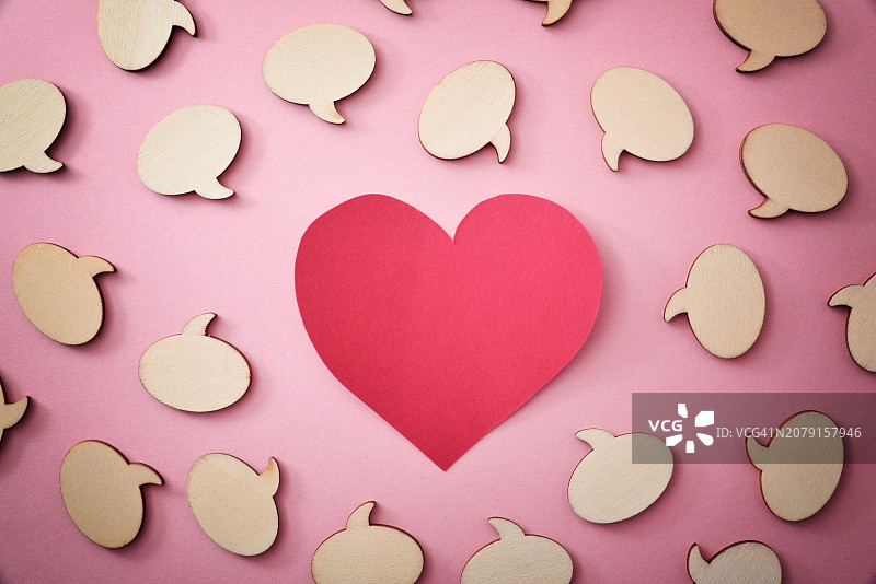 粉色背景上的心形特写图片素材