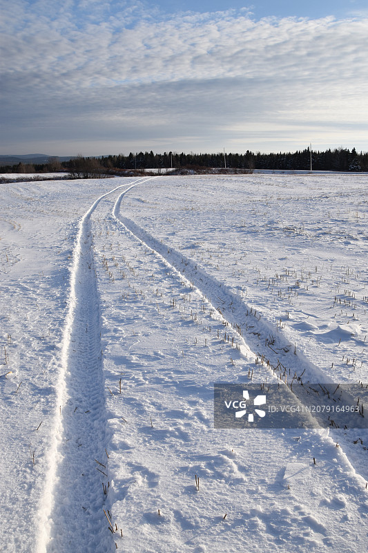白雪覆盖的田野映衬天空的美景图片素材