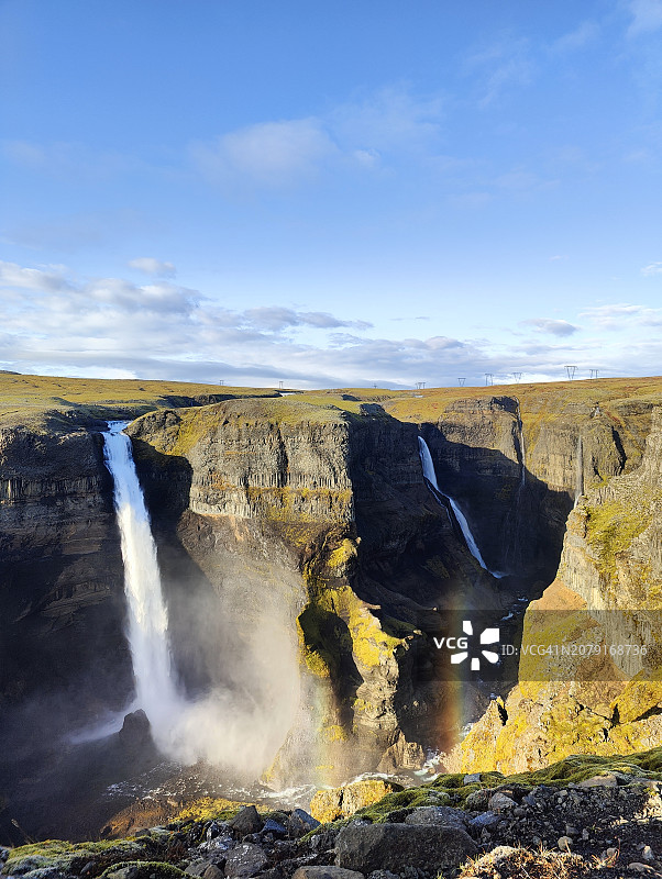 瀑布对着天空的美景图片素材