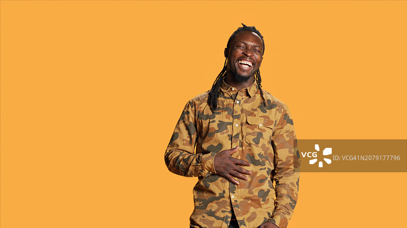 站在橙色背景前的军人肖像图片素材