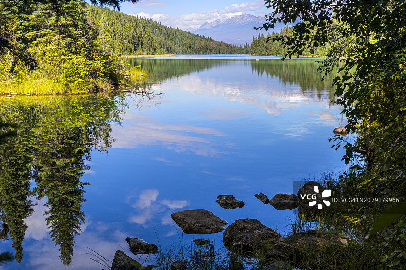 加拿大艾伯塔省贾斯珀湖泊的迷人景色图片素材