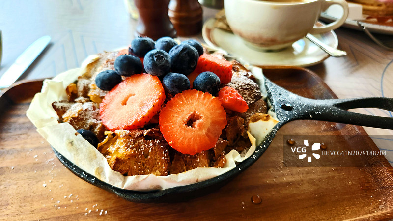 搭配水果和榛果可可酱的法式吐司图片素材